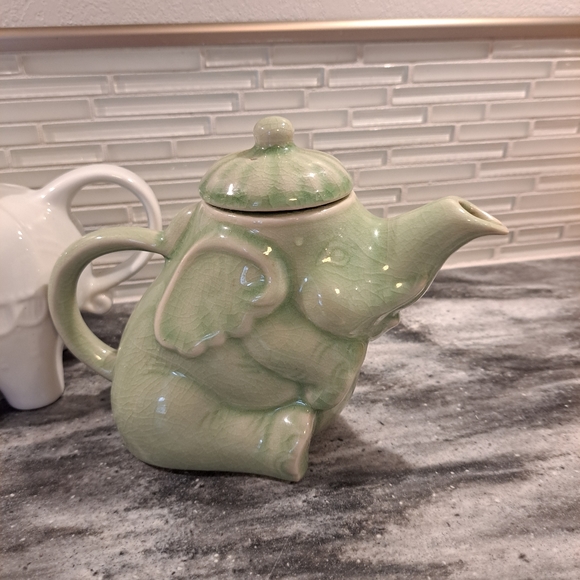 2 Elephant Teapots - Picture 2 of 9